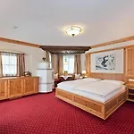 Eggerwirt Kitzbuehel, & Restaurant - Lifts Included In June Sep And Oct Gratis Bergbahnbenuetzung מלון 3*